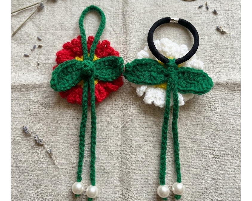 Handmade Crochet Red Flower Adjustable Hair Band β Pearl Drops ke Saath - Image 3
